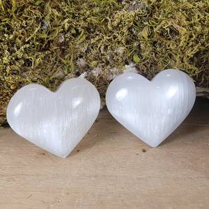 Grande pierre précieuse d'agate de sélénite sculptée à la main de qualité supérieure en forme de coeur gonflé blanc naturel pour le Feng Shui - Product Image 3