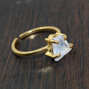 "แหวนพลอยมูนสโตนสีฟ้าพร้อมแฟลช June birthstone เครื่องประดับการตั้งค่าง่ามแหวนทองคำแบบปรับได้ขายส่งสำหรับอินเดีย - Product Image 4