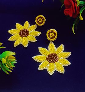 Pendientes de Flores Amarillas con Cuentas de Lujo, Pendientes Colgantes con Cuentas Decorativas de la India, Pendientes Hechos a Mano para Mujeres y Niñas - Product Image 1