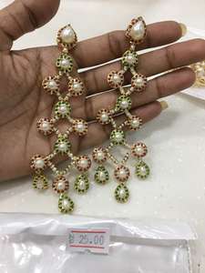 Boucles d'oreilles de mariée traditionnelles dorées avec pierres multicolores, détails en perles et travail complexe |   Bijoux de mariage de luxe sur mesure - Product Image 6