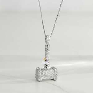 Collar con colgante de martillo de Thor Iced Out en oro blanco de 10kt y diamantes redondos de moissanita de corte brillante - Product Image 4