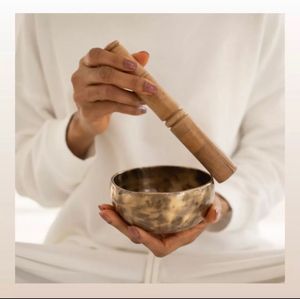 Bol musical en laiton pur fait à la main avec un design authentique adapté à la thérapie sonore Yoga Chakra guérison et pleine conscience - Product Image 1