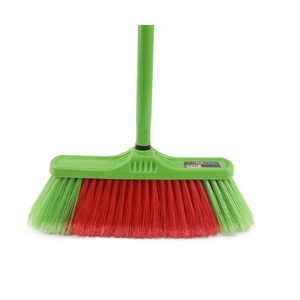 Balai d'extérieur FANATIK en plastique souple PET écologique et durable avec tête en métal et poils en nylon pour usage en jardin - Product Image 2