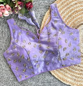 Blouse moderne avec des motifs en valmoti et des sequins, col en V avec des fils, manches de 10 pouces à l'intérieur, motif ouvert au dos - Product Image 2