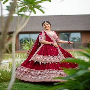 Ensemble Lehenga Choli de mariée marron de créateur, fil à broder lourd à paillettes Latkan Detailing Dupatta pour mariage traditionnel - Product Image 4