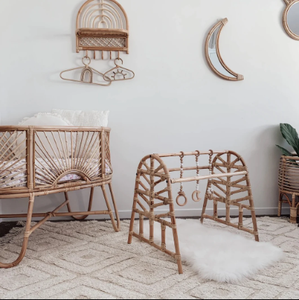 Gimnasio de juego de ratán ligero hecho a mano a granel con colgantes de madera bebé ratán guardería juego gimnasio alfombra de juego gimnasio para bebés - Product Image 1