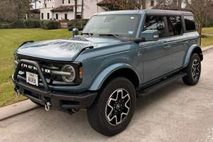 Ford Bronco Outer Banks 2022 d'occasion, 14 100 miles, 4x4, avec les packs High et Luxe, configuration pour remorquage en plat - Product Image 3