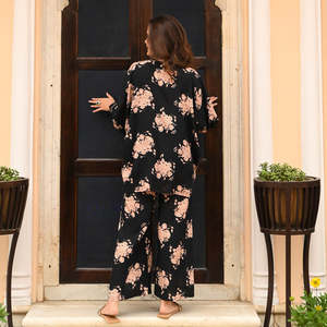 Meadow Magic Co- Ord ออกแบบมาเพื่อนำความสง่างามและความสบายมาสู่ตู้เสื้อผ้าของคุณเสื้อเชิ้ตที่สร้างขึ้นอย่างสวยงามมีปุ่มลง - Product Image 4