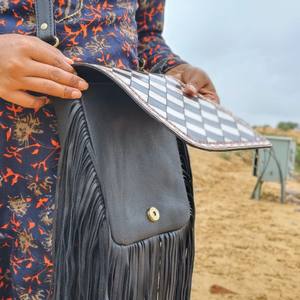 กระเป๋าสะพายข้างประดับพู่สไตล์ตะวันตกพร้อม100% ฝาปิดลายตารางหมากรุกสไตล์โบฮีเมียนหนังแท้กระเป๋าสะพายไหล่ความจุขนาดใหญ่หรูหรา - Product Image 4