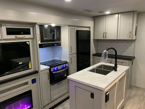 Remolques de Viaje para Campistas 4x4 de Alta Calidad 2025 2026 Heartlands Sundance Ultra-Lite 29RLBS con Cable de Alimentación Desmontable de 50 amperios Disponibles - Product Image 3