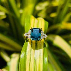 Gran oferta, anillo de diamante de moissanita verde azulado de corte esmeralda, acento de diamante brillante de moda para compromiso de boda disponible para la venta - Product Image 4