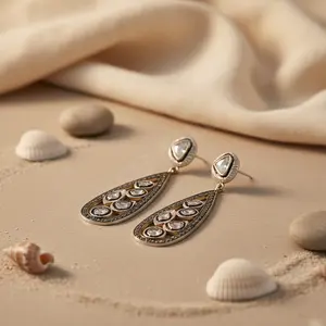 Pendientes de Plata de Lujo con Forma de Lágrima y Diamantes, Joyería Elegante y Moderna - Product Image 2