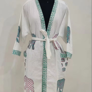 เสื้อคลุมอาบน้ำผ้าฝ้ายสีขาวแบบพรีเมี่ยมสำหรับปาร์ตี้ฤดูใบไม้ผลิ - Product Image 1