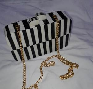 กระเป๋าคลัทช์สำหรับผู้หญิงทำจากเรซิ่นงานหัตถกรรมอินเดียสีดำและสีขาว - Product Image 1