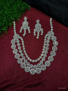 ENSEMBLE DE COLLIER DE MARIÉE EN DIAMANT AMÉRICAIN ET BOUCLES D'OREILLES CLASSIQUES ET DE HAUTE QUALITÉ ENSEMBLE DE BIJOUX DE MARIAGE POUR FEMMES DE STYLE CLASSIQUE - Product Image 6