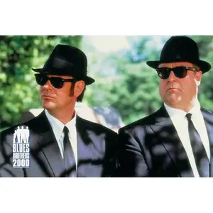 Tarjeta postal con la imagen de los Blues Brothers en trajes de los años 2000, un clásico memorables. - Product Image 1