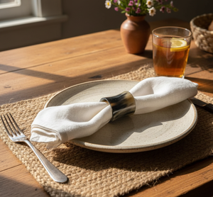 แหวนรองจานทำจากเขาควายธรรมชาติ |   อุปกรณ์ตกแต่งโต๊ะทำมือ |   ลวดลายธรรมชาติที่เป็นเอกลักษณ์และรูปทรงของของตกแต่งโต๊ะ - Product Image 1