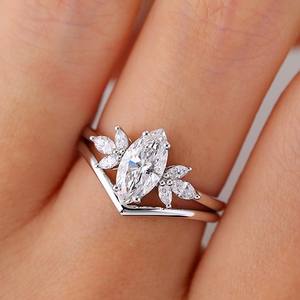 Anillo de compromiso de diamantes de corte Marquesa de 10x5mm | Acentos de banda en forma de V | Boda nupcial minimalista de plata de ley chapada en oro de 18 quilates - Product Image 2