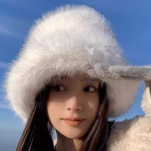 Bonnet en fausse fourrure avec design extensible pour un usage quotidien au froid Bonnet en tricot avec finition en fourrure pour des looks d'hiver élégants - Product Image 5