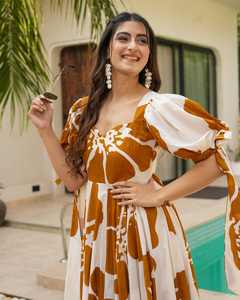 Élégant nouveau concepteur lourd rayonne femmes complexe quatre côtés impression travail détaillant filles festif Kurtis ensemble pour les fêtes - Product Image 2