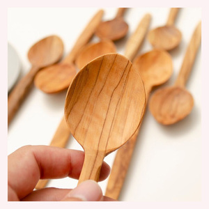 Cuillère en bois d'olivier de style vintage, naturelle et durable, ustensile de cuisine artisanal, idéal pour remuer, mélanger et servir les aliments, en promotion - Product Image 3