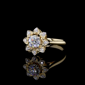 Anillo Solitario Clásico con Diseño Floral |    Anillo de Diamante Cultivado en Laboratorio con Corte Redondo en Oro Amarillo, Ideal para Bodas y Regalos - Product Image 1