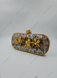 Pochette ovale artisanale en nacre avec ornements floraux en métal doré et accents de perles – Sac de soirée de luxe pour mariage et événements - Product Image 3