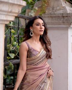 Les plus beaux vêtements de mariée Jacquard Sequance Broderie lourde Saree Indien Disponible au prix de gros saree sari shari - Product Image 1