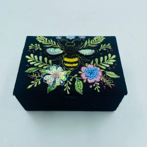 กล่องใส่เครื่องประดับปักมือทำจากผ้าฝ้าย รูปทรงปรับแต่งได้ ปักด้วยมือ หลากสี เหมาะสำหรับเป็นของชำร่วยงานแต่งงาน ของขวัญทางศาสนา และงานปาร์ตี้ - Product Image 1