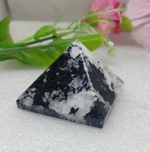 Pyramide de pierre de lune arc-en-ciel la plus vendue pour l'équilibre émotionnel ou l'énergie positive et la méditation pour l'approvisionnement en gros - Product Image 1