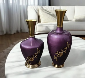 Florero de metal moderno con hermosos jarrones de color púrpura brillante para bodas y eventos especiales de la India - Product Image 5