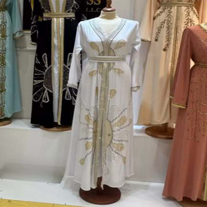 Robe de soirée élégante en satin blanc droit avec broderie dorée, col haut, manches courtes, faite à la main, vintage, ornée de perles - Product Image 1