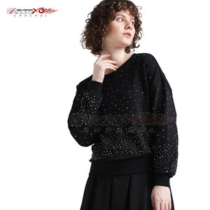 Sweat-shirt strass pour femmes avec coupe confortable et lettrage audacieux Sweat-shirt strass pour femmes - Product Image 2