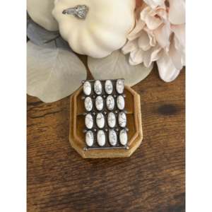 Bague ovale en argent sterling et howlite argentée Jacqueline, taille 7,75 - Product Image 1