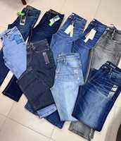 Lot de vêtements en stock provenant d'annulations de commandes : Jeans droits pour hommes, coupe classique, délavé clair, couleur unie, surplus d'exportation, prêts à être expédiés, stock en gros