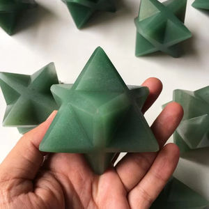 Vente en gros Aventurine verte en cristal naturel sculpté, étoile Feng Shui Merkaba manifestant l'énergie Reiki semi-précieuse - Product Image 1