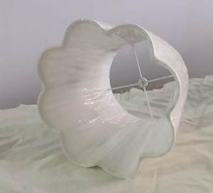 Abat-jour en tissu de lin blanc personnalisé Couverture de lumière intérieure rayée au design moderne pour chevet Bord décoratif à volants Coton tendance - Product Image 5