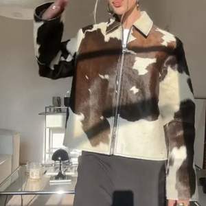 Veste en cuir de vachette pour homme sur mesure de haute qualité 2026, imprimé vache noir et blanc, style motard - Product Image 5