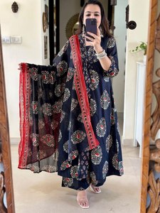 Nuevo conjunto festivo de pantalón Anarkali Kurta de algodón bellamente trabajado a mano con Malmal Dupatta para fiestas - Product Image 5