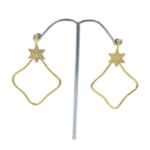 Boucles d'oreilles en laiton plaqué or 18 carats faites à la main pour femmes Design martelé minimaliste exclusif personnalisé pour anniversaire de mariage - Product Image 1