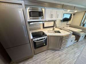 รถบ้านอลูมิเนียมสุดหรู รุ่น FREEDOM TRAVELER B30 ภายในกว้างขวาง เตียงคิงไซส์ มาตรฐานยูโร 4 เกียร์อัตโนมัติ เบาะหนัง ล้อแม็ก R17 พร้อมครัว - Product Image 3