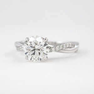 Bague torsadée Moissanite à coupe ronde pour femme - Product Image 2