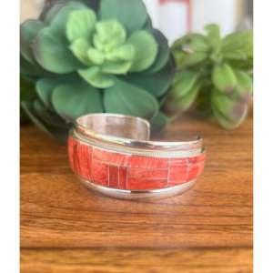 Bracelet manchette en argent sterling incrusté d'ormeaux épineux, modèle Zuni, par Rickell & Glendora Booqa - Product Image 4
