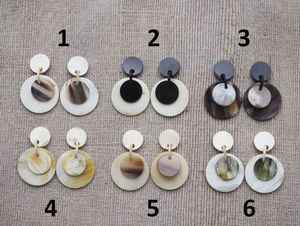 Boucles d'oreilles vintage en corne de bœuf sculptées à la main, forme ronde, finition brillante, légères, bijoux fantaisie, artisanat naturel de haute qualité - Product Image 5