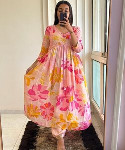 Fashion Fusion: estilo pakistaní Salwar Kameez: fusión de estilos tradicionales y modernos, creando una moda elegante y elegante - Product Image 4