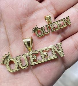 จี้มงกุฎควีนสคริปต์ทองคำ 10K สีเหลือง - ผิวสัมผัสแบบมีเท็กซ์เจอร์ - Product Image 5