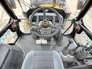 Chargeuse-pelleteuse à quatre roues motrices 70kw JCB 4CX d'occasion - Product Image 6