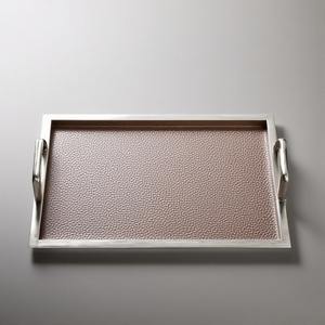 Elegante bandeja de cuero hecha a mano con detalles cosidos y asas resistentes diseñada para servir de primera calidad y exhibición decorativa - Product Image 2