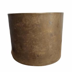 L'objet ressemble à un raccord ou un coupleur de tuyauterie en métal, peut-être en laiton ou en bronze, coque de tambour. - Product Image 1