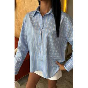 Camisa Holgada de Popelina con Adornos de Pedrería en la Parte Delantera, Estilo 3468-08 - Product Image 4